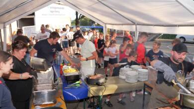 A08 Grillen Feuerwehrjugend mit Eltern