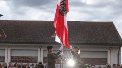 Kirchgang Nationalfeiertag mit Flaggenparade