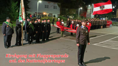 Kirchgang Nationalfeiertag mit Flaggenparade