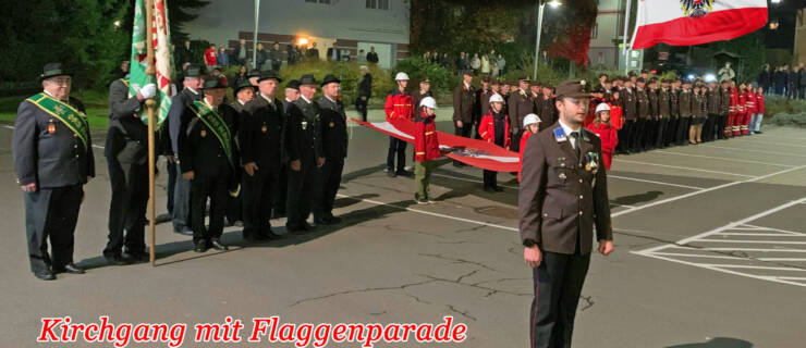Kirchgang Nationalfeiertag mit Flaggenparade